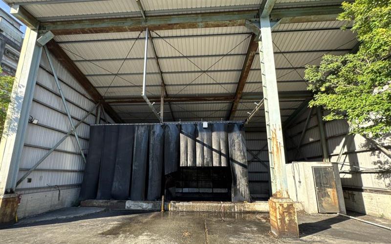 圖1.台泥蘇澳廠於港區卸料區外圍新增設置智慧化灑水裝置，防制裝卸時揚塵