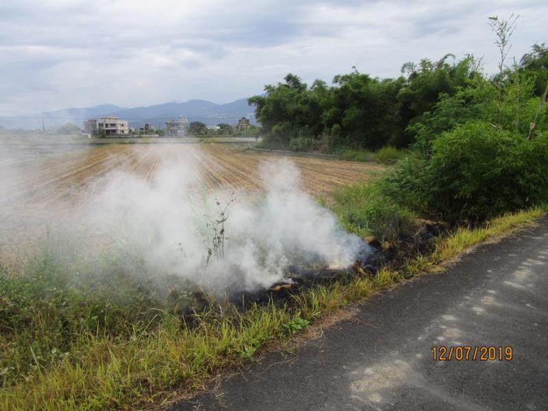 圖片說明：露天燃燒稻草所產生的濃煙會遮蔽視線，影響行車安全。