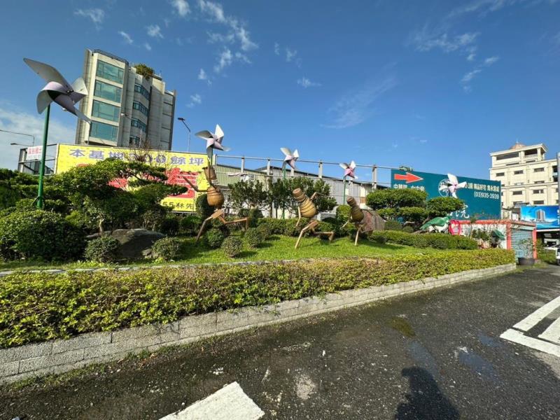 圖片說明：民權社區將廢棄物再利用製成裝置藝術融入社區環境