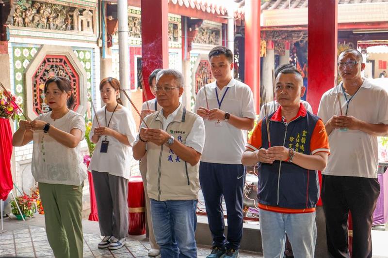 代理縣長至宜蘭城隍廟敬稟集中燒作業，農曆七月期間由城隍爺坐鎮利澤焚化廠派發財帛，感謝宜蘭城隍廟協助