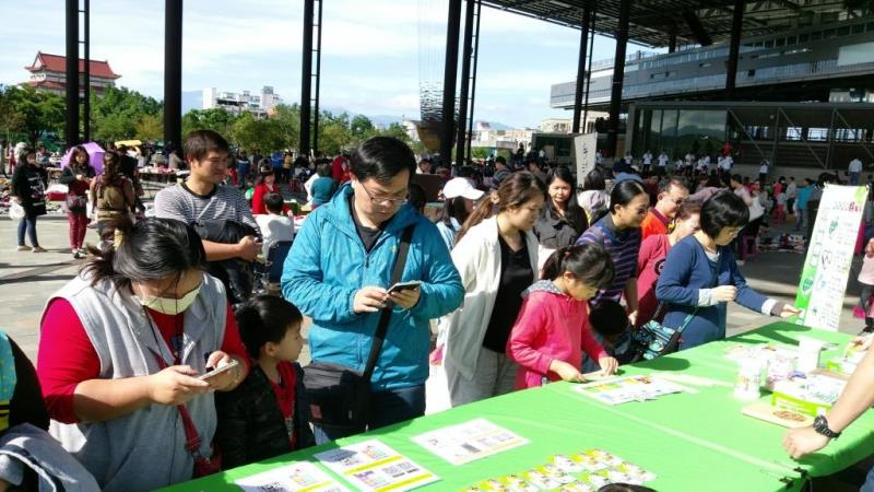 圖片說明：民眾熱情參與環保標章遊戲