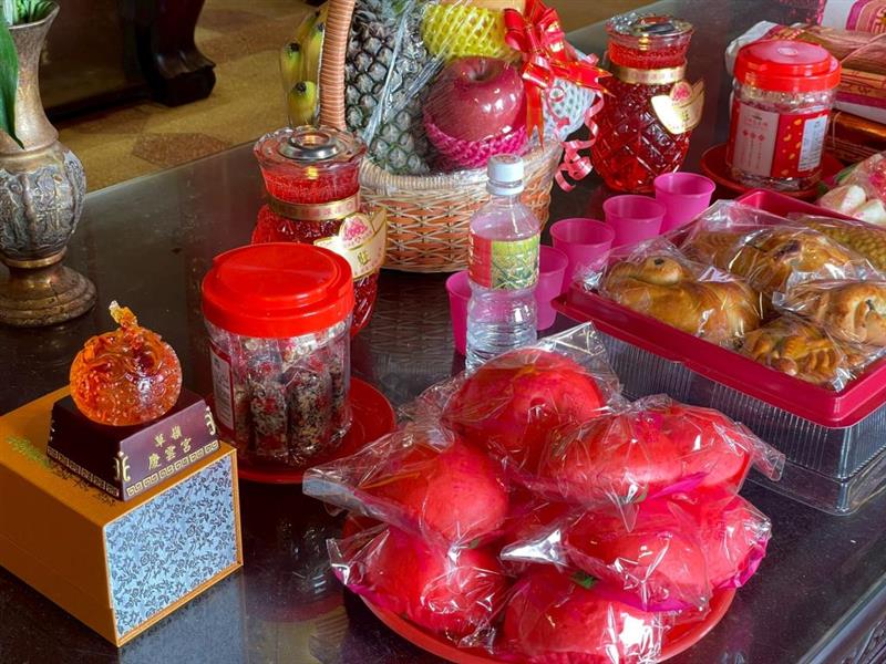 圖4、以物代金（以供品祭拜替代焚燒紙錢）