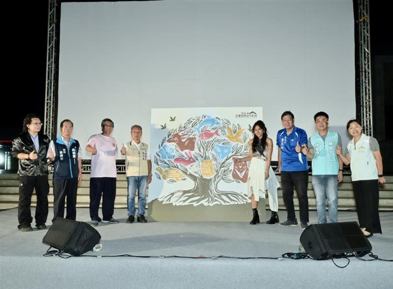 圖4：代理縣長與現場貴賓共同進行主題儀式，象徵人與自然和諧共生、萬物棲居。(二)