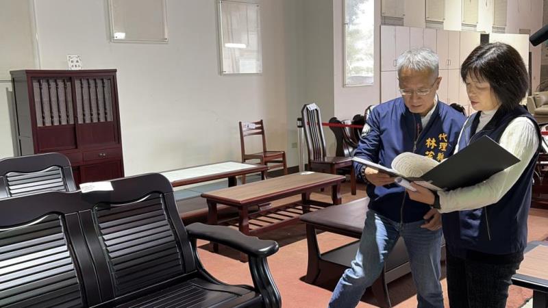 圖片說明：代理縣長及環保局局長一同參閱商品目錄