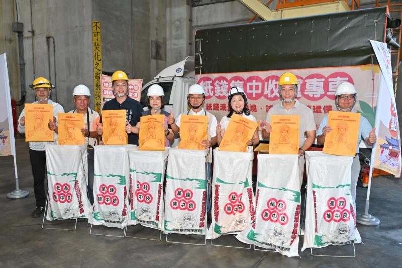 圖片說明：圖4縣長、貴賓示範投遞紙錢
