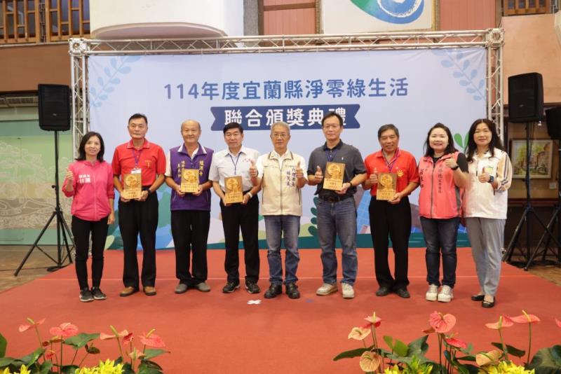 圖片說明：代理縣長、議員特助、縣議員林麗、局長與114年度環保低碳寺廟認證單位合照