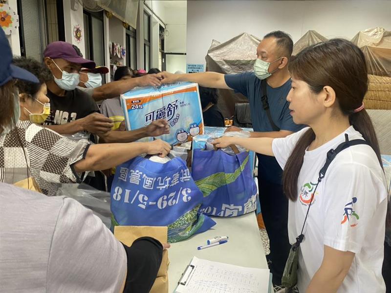分送企業捐贈物資與個體戶