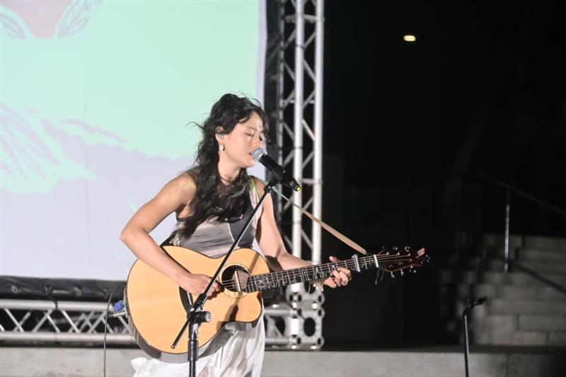 圖1：開幕表演由影展大使吳汶芳獻唱，以動人歌聲為影展揭開序幕。