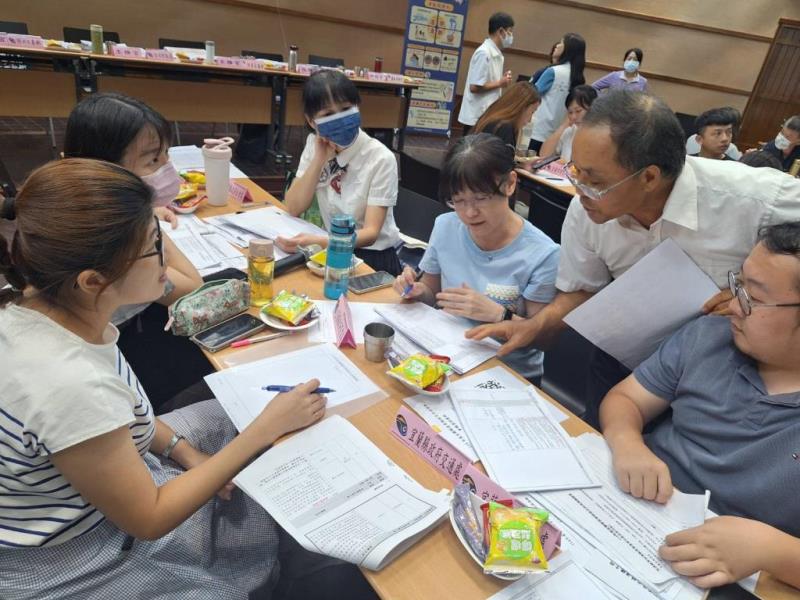圖片說明：圖6.鄒燦陽委員於分組討論過程給予指導