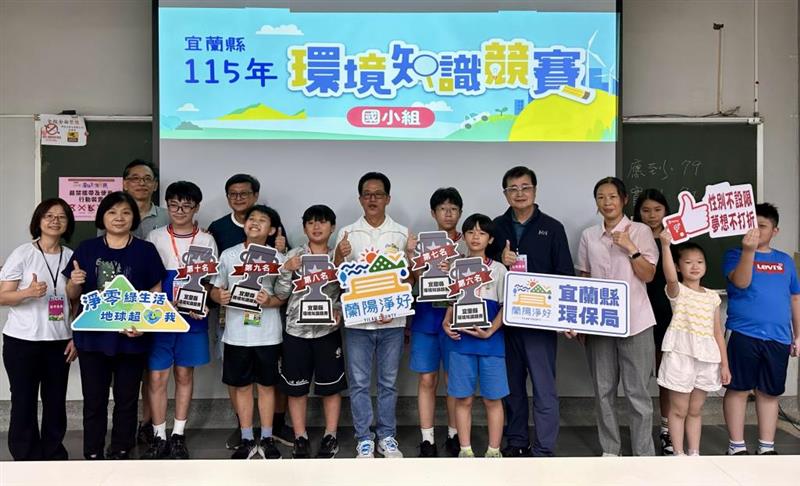 國小組第六至第十名與親友、林金龍副局長及評審老師合影