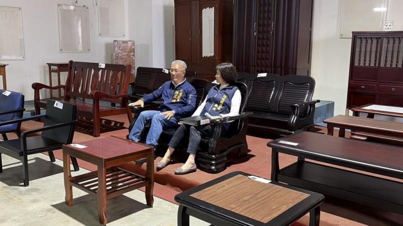 圖片說明：代理縣長及環保局局長一同試坐二手實木家具