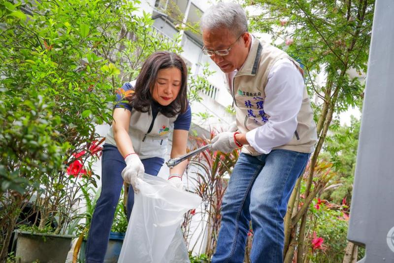 圖片說明：圖1.宜蘭縣代理縣長林茂盛與環保局局長共同清理家園