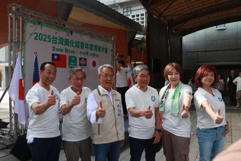 圖片說明：宜蘭縣代理縣長林茂盛與台灣美化協會各貴賓為活動開始呼喊口號