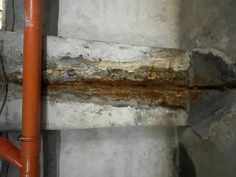 圖片說明：大樓地下室地下水流經區域紅褐色痕跡2