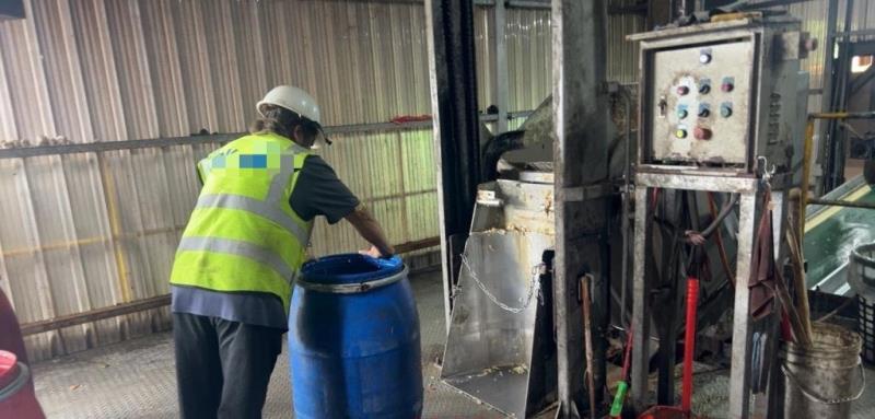 圖片說明：廚餘桶搬運進利澤有機廢棄物處理廠