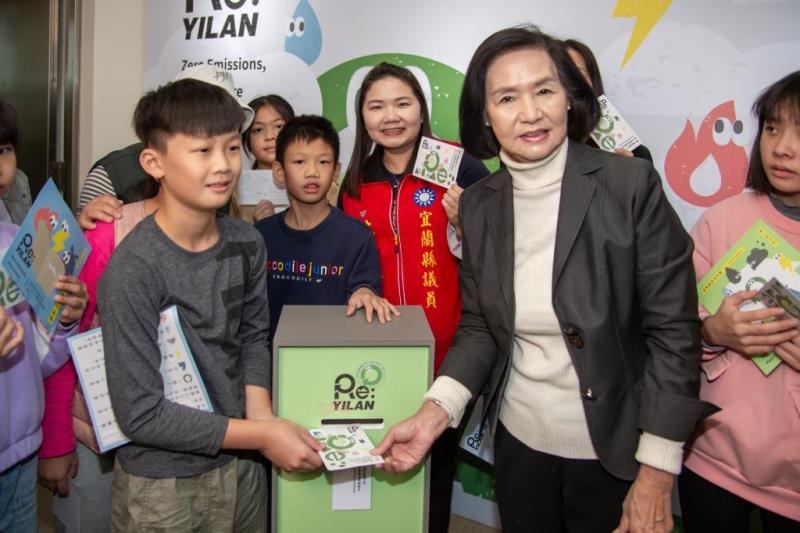 圖片說明：04_縣長和學生共同寄出給未來的自己的一封信