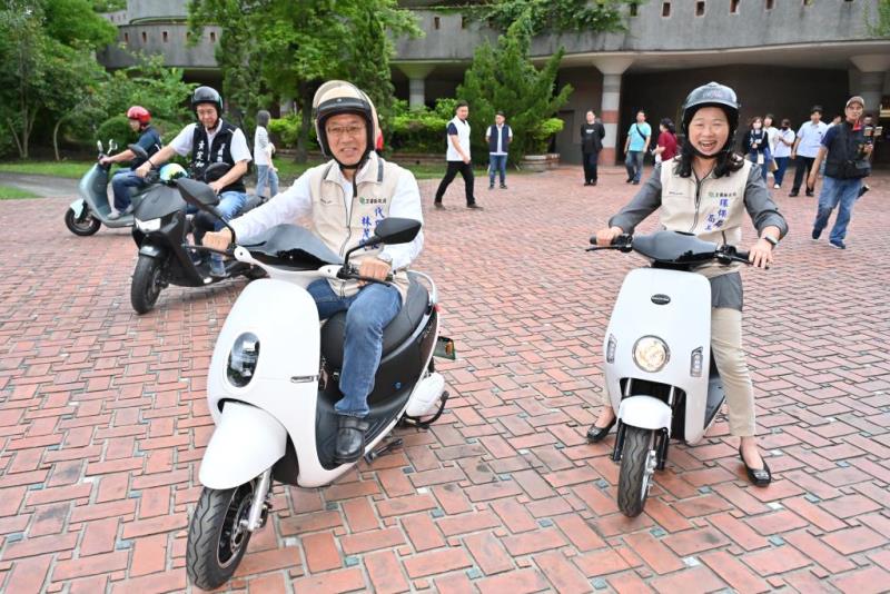 圖片說明：4.縣長與局長試乘電動機車