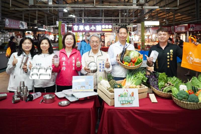 圖片說明：2.長官及貴賓與攤商共同推廣市場裸賣及自備循環餐具