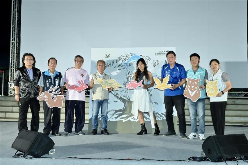 圖3：代理縣長與現場貴賓共同進行主題儀式，象徵人與自然和諧共生、萬物棲居。(一)