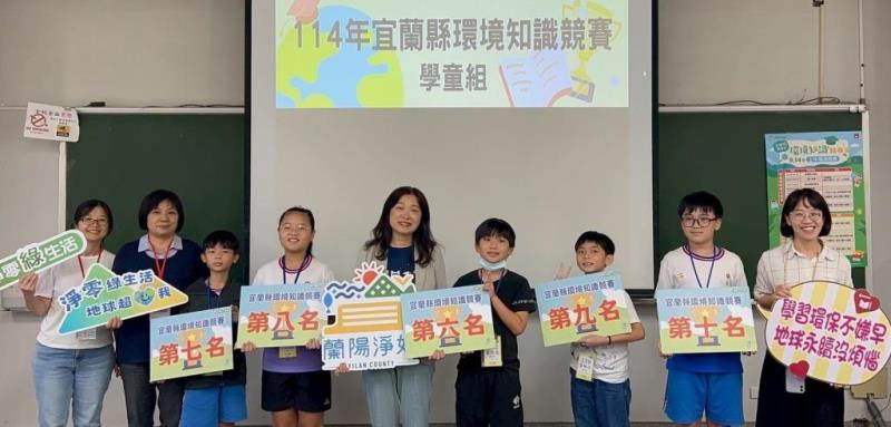 圖片說明：圖2：學童組第六至第十名、許嘉琦局長與評審老師合影