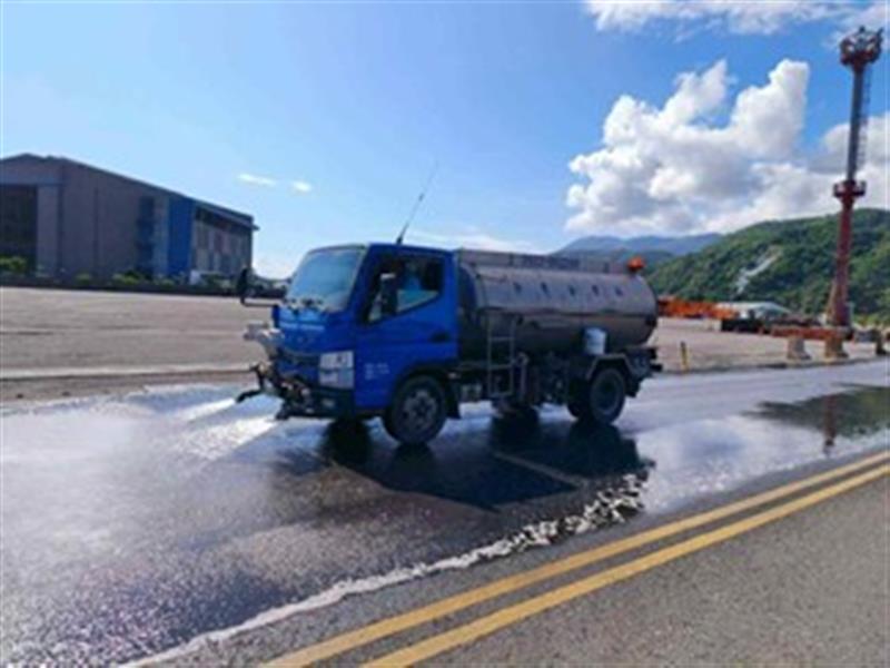 圖4. 港區道路日常灑水作業，防制揚塵