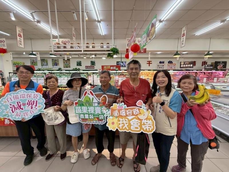 圖片說明：3.環保局長與現場民眾大合照