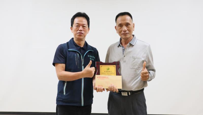 圖片說明：3.環保局副局長林金龍頒發優良站-和昇機車行(宜蘭市)