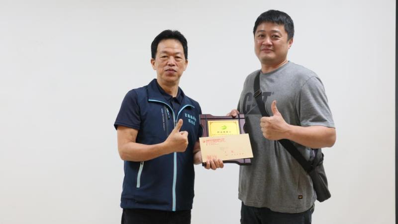 圖片說明：4.環保局副局長林金龍頒發優良站-新益機車行(蘇澳鎮)